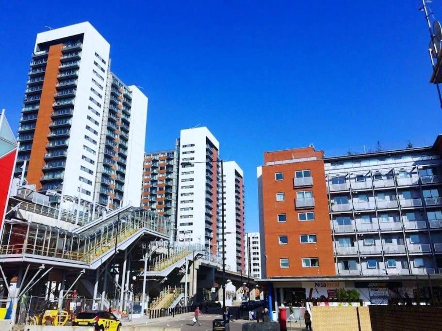 Entire Apartment Next To Canary Wharf In Londen Buitenkant foto
